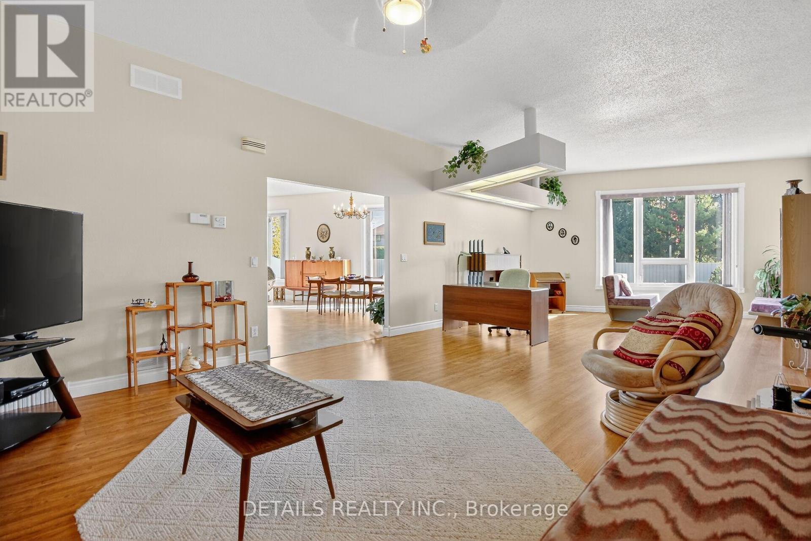 7 Eagle Chase Court, Ottawa, ON - Indoor Photo Showing Living Room