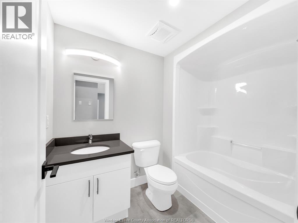 2550 Sandwich West Parkway Unit# 416, Lasalle, ON - Indoor Photo Showing Bathroom