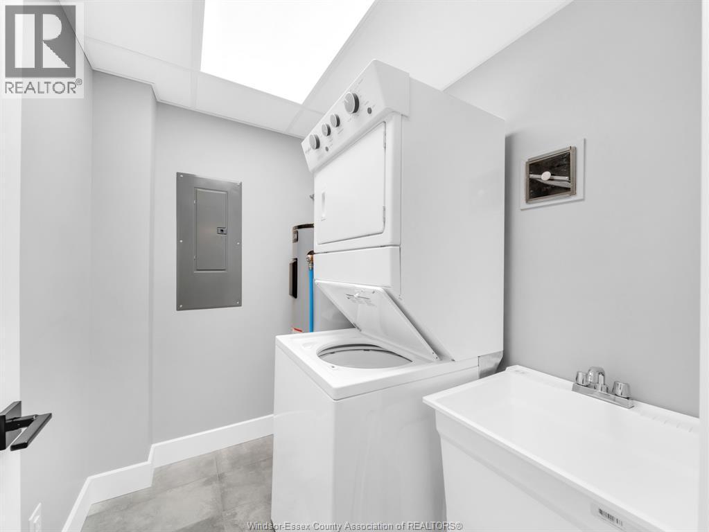 2550 Sandwich West Parkway Unit# 416, Lasalle, ON - Indoor Photo Showing Laundry Room