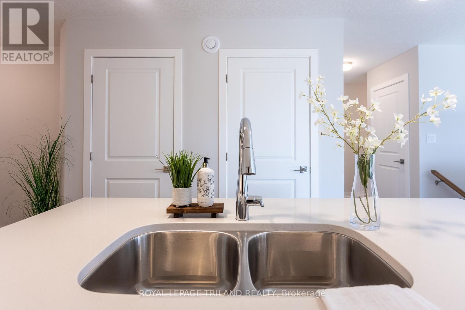 144 Styles Drive, St. Thomas, ON - Indoor Photo Showing Kitchen With Double Sink