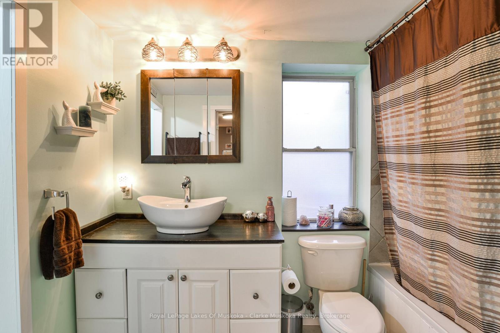 313 Ouida Street, Tay (Waubaushene), ON - Indoor Photo Showing Bathroom