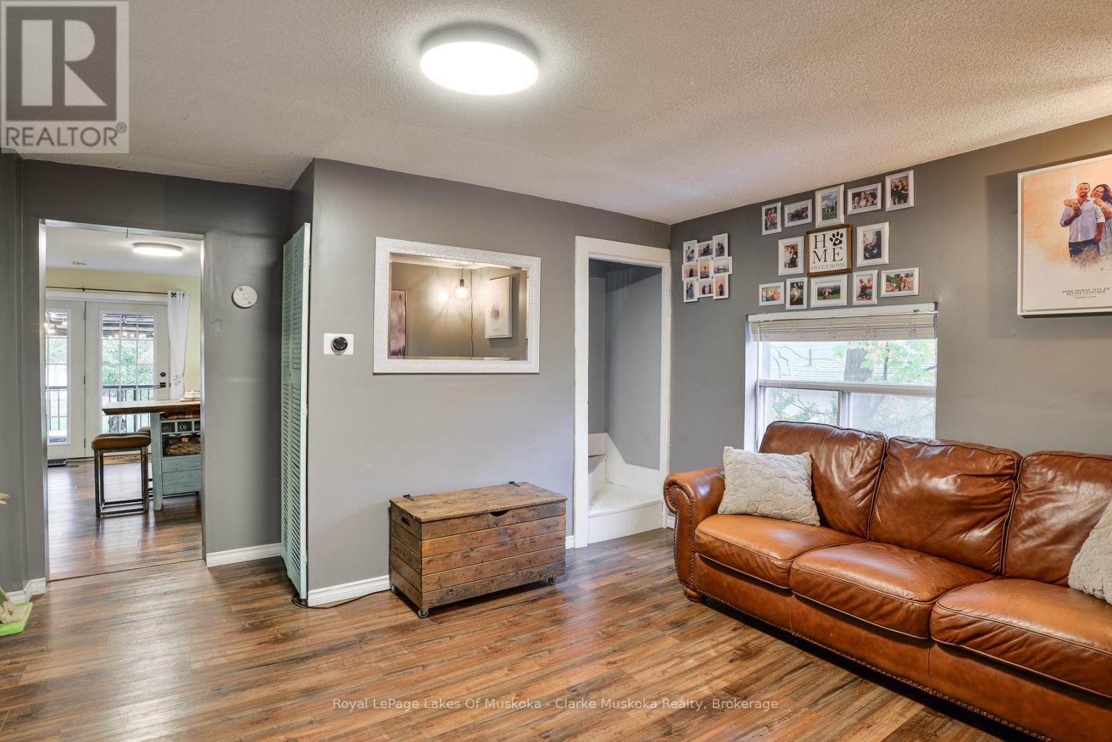 313 Ouida Street, Tay (Waubaushene), ON - Indoor Photo Showing Living Room