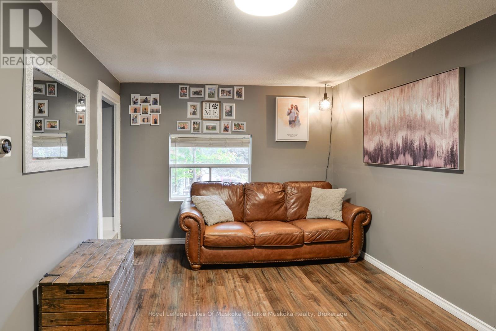 313 Ouida Street, Tay (Waubaushene), ON - Indoor Photo Showing Living Room