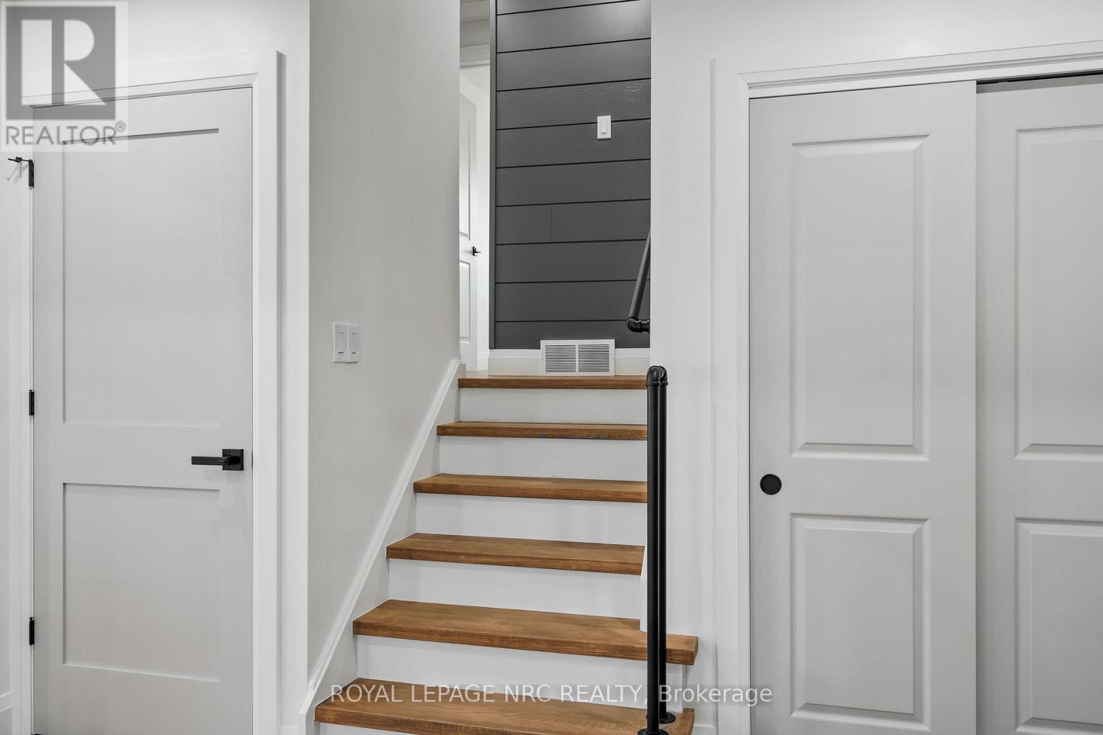 Upper - 4908 Pettit Avenue, Niagara Falls (Morrison), ON - Indoor Photo Showing Other Room