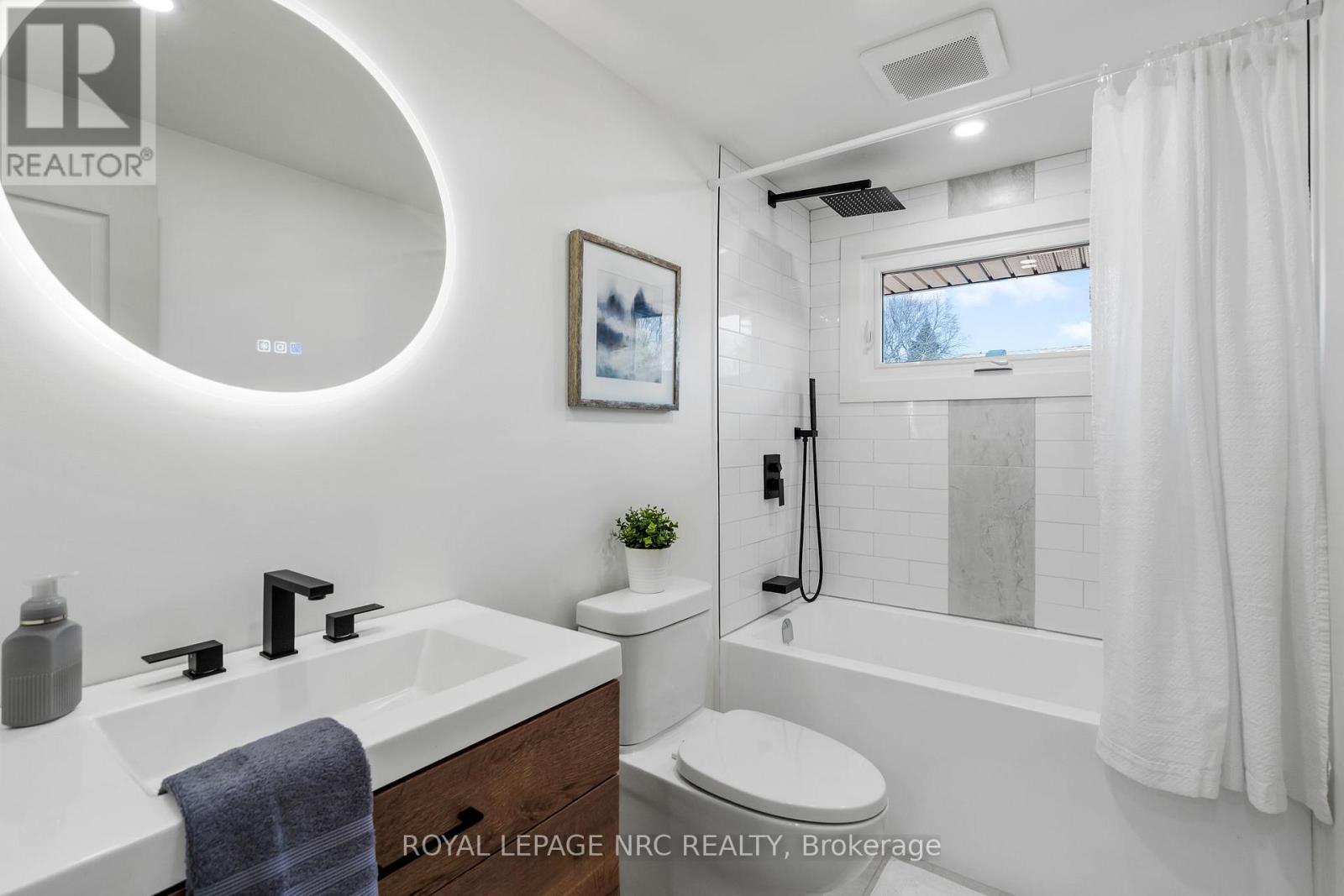 Upper - 4908 Pettit Avenue, Niagara Falls (Morrison), ON - Indoor Photo Showing Bathroom