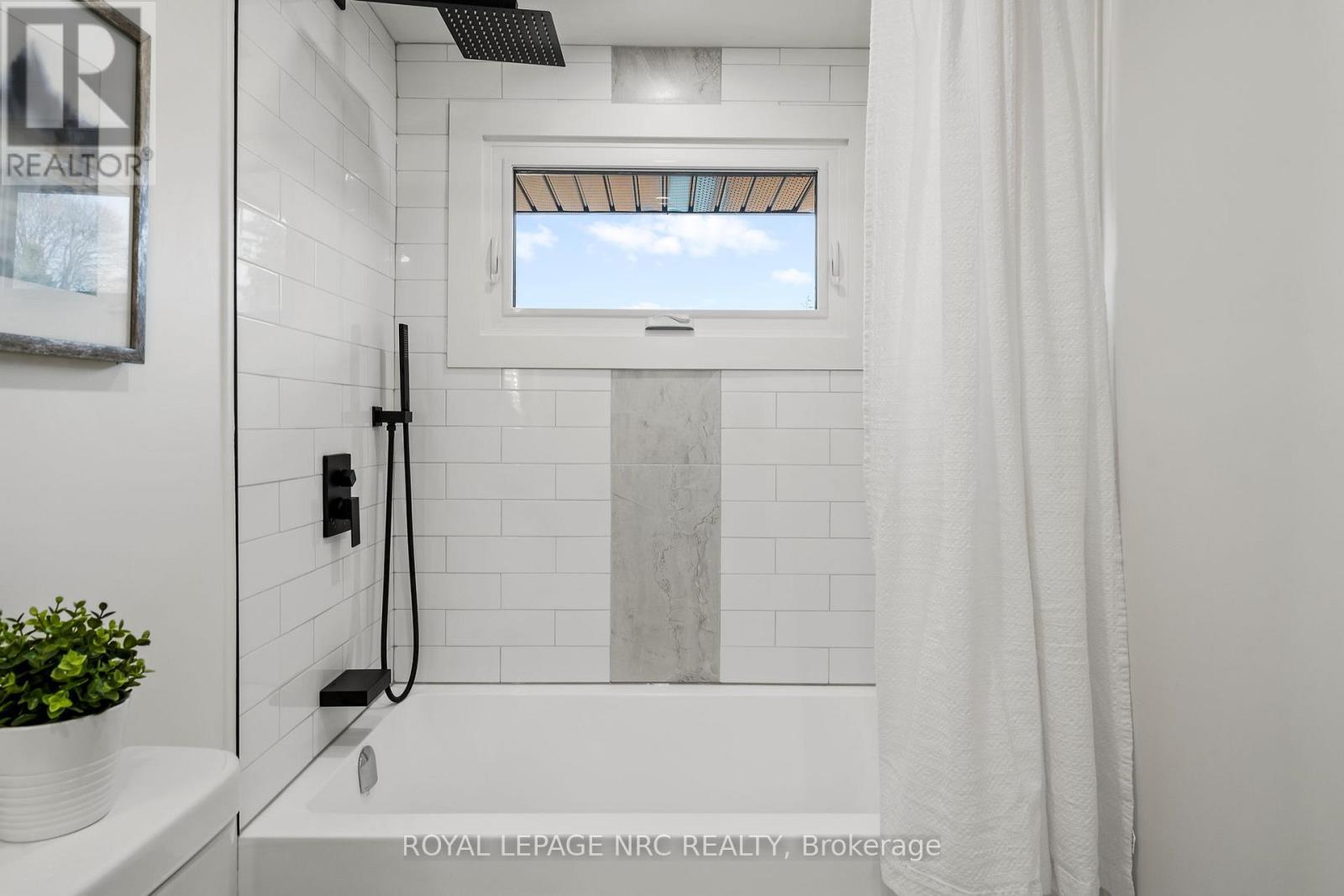 Upper - 4908 Pettit Avenue, Niagara Falls (Morrison), ON - Photo Showing Bathroom