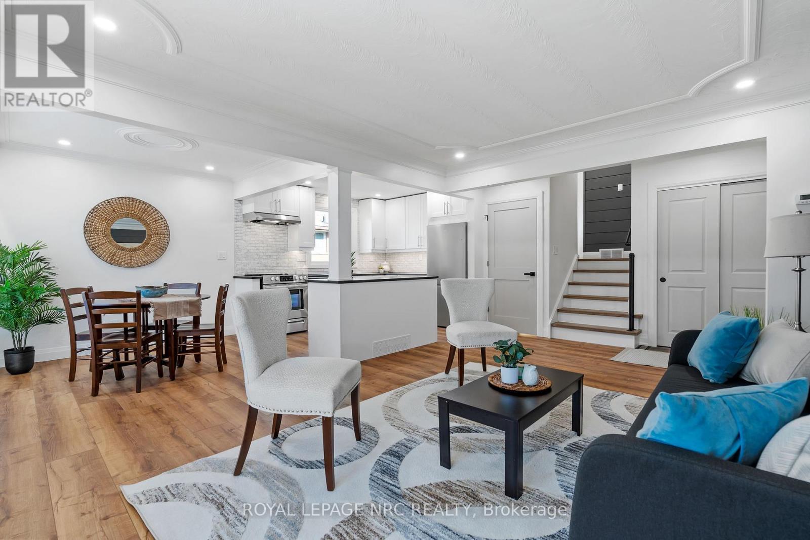 Upper - 4908 Pettit Avenue, Niagara Falls (Morrison), ON - Indoor Photo Showing Living Room