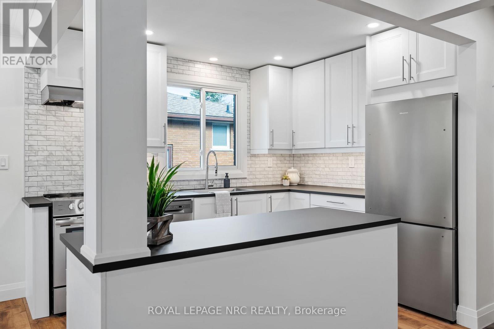 Upper - 4908 Pettit Avenue, Niagara Falls (Morrison), ON - Indoor Photo Showing Kitchen With Upgraded Kitchen