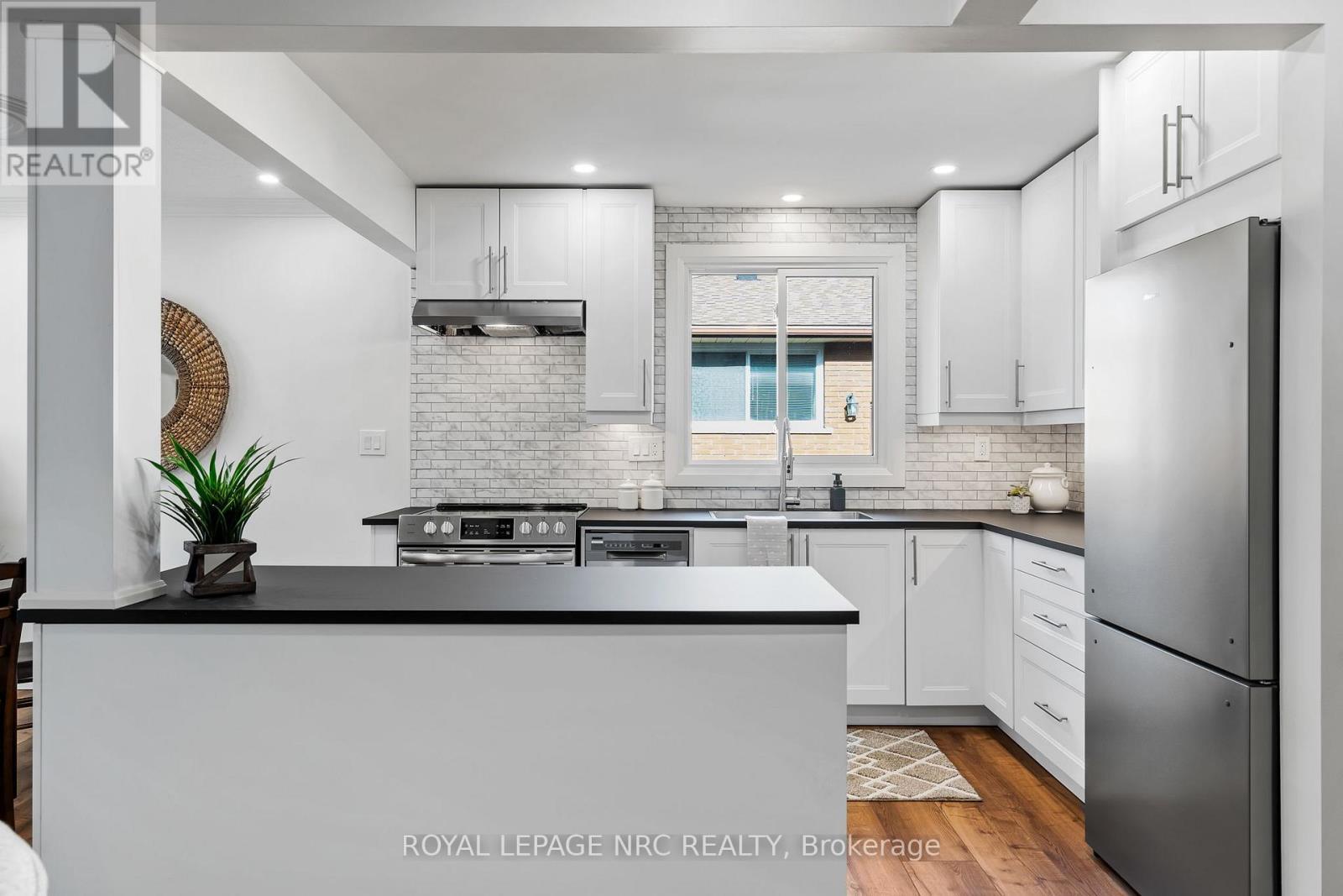 Upper - 4908 Pettit Avenue, Niagara Falls (Morrison), ON - Indoor Photo Showing Kitchen With Upgraded Kitchen