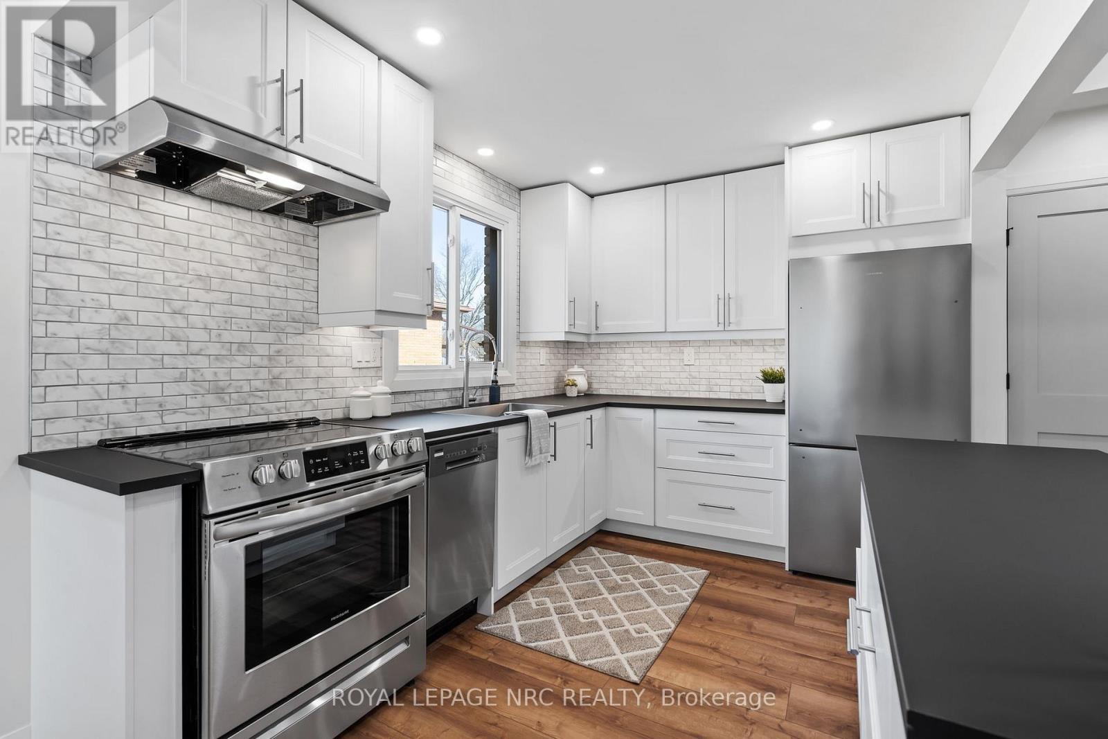 Upper - 4908 Pettit Avenue, Niagara Falls (Morrison), ON - Indoor Photo Showing Kitchen With Upgraded Kitchen