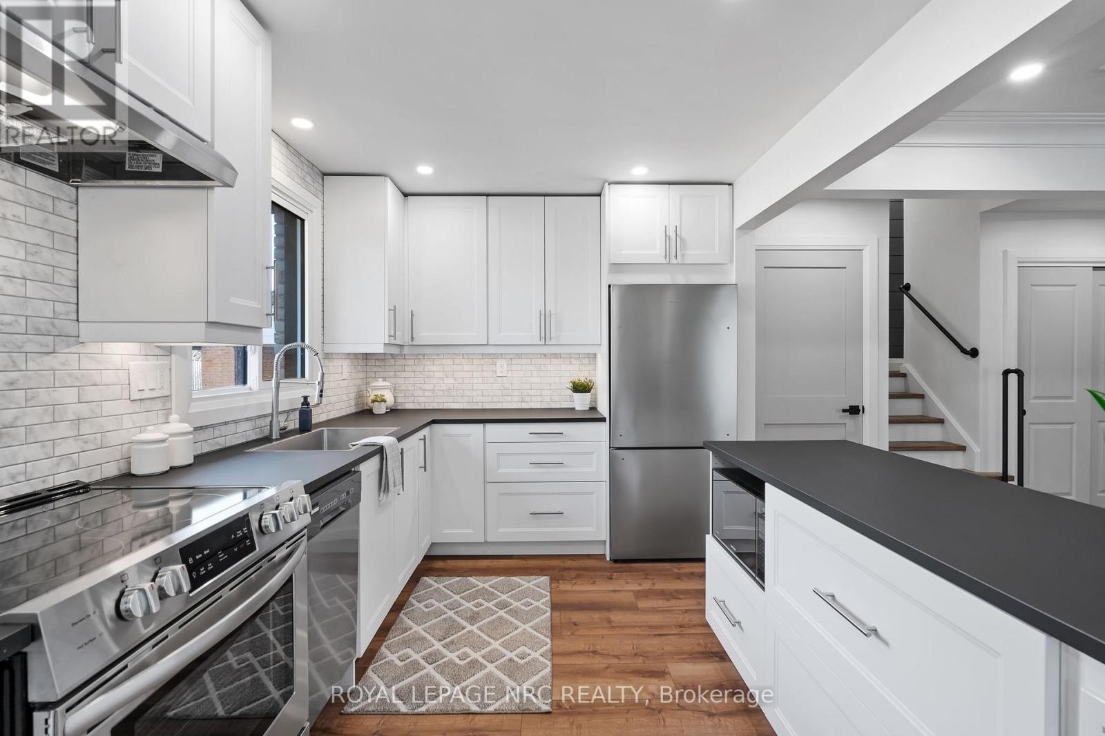 Upper - 4908 Pettit Avenue, Niagara Falls (Morrison), ON - Indoor Photo Showing Kitchen With Upgraded Kitchen