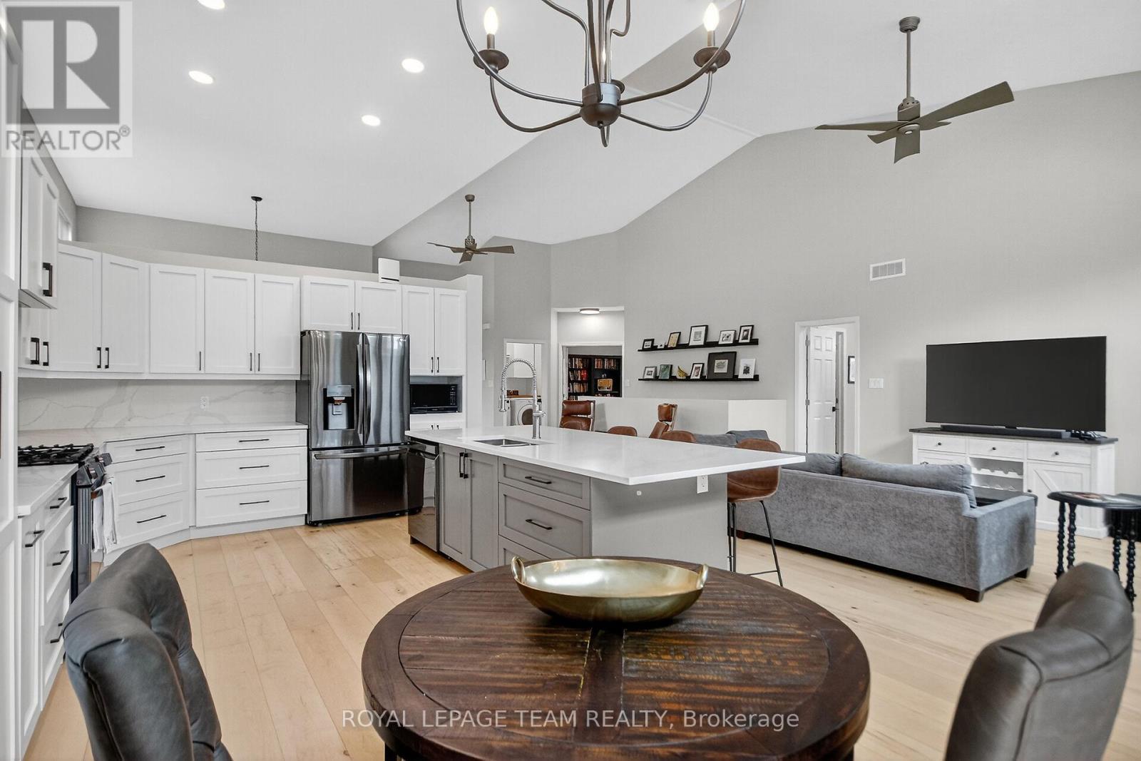 128 Chenoa Way, Ottawa, ON - Indoor Photo Showing Kitchen With Stainless Steel Kitchen