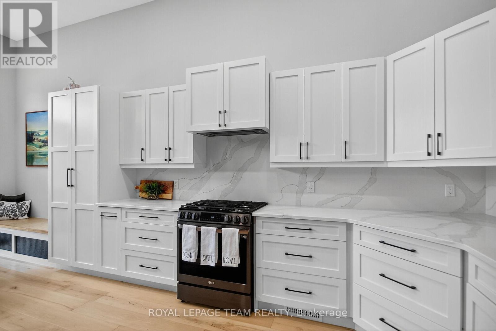 128 Chenoa Way, Ottawa, ON - Indoor Photo Showing Kitchen
