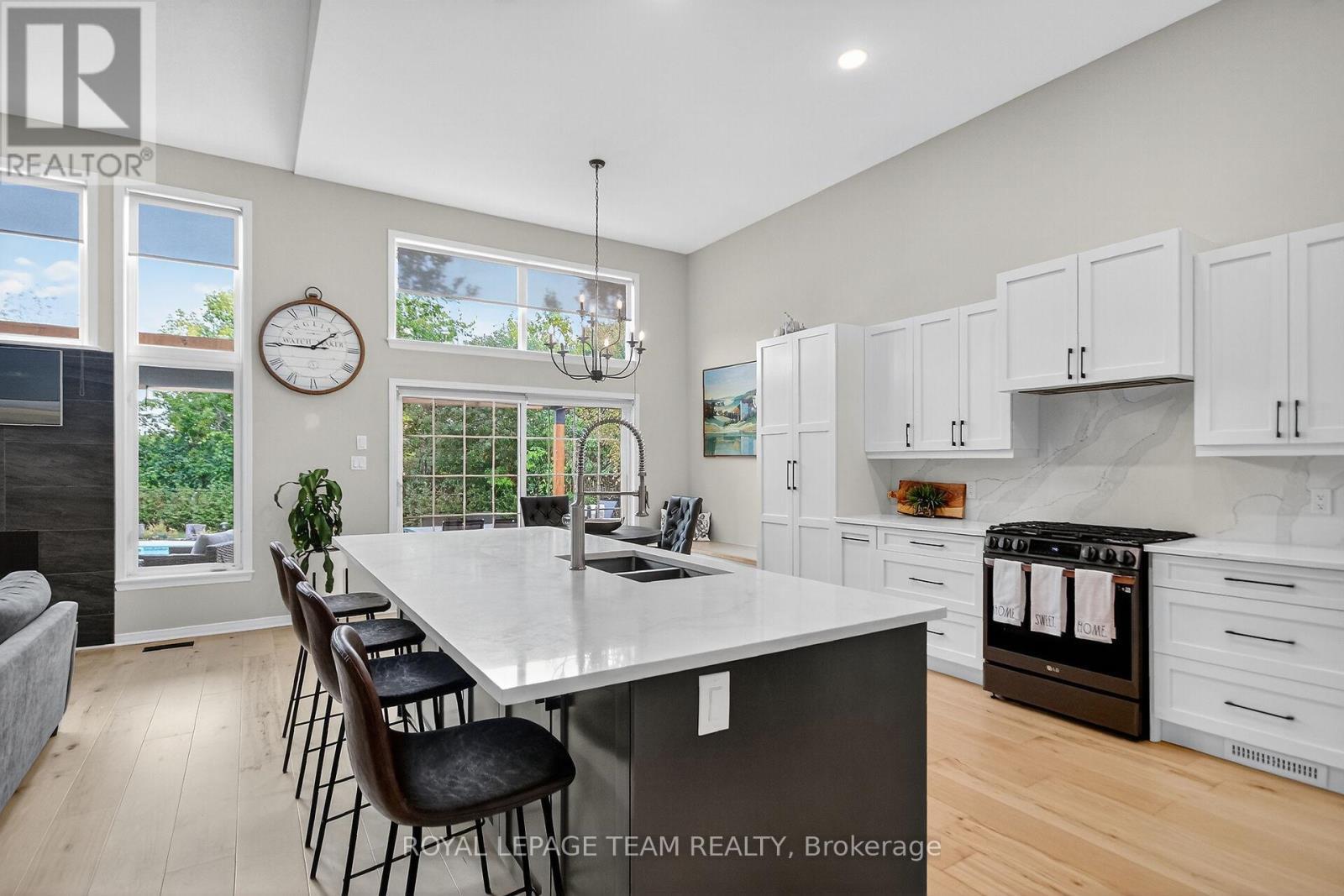 128 Chenoa Way, Ottawa, ON - Indoor Photo Showing Kitchen With Double Sink With Upgraded Kitchen