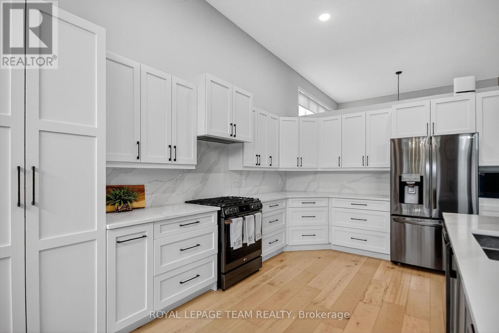 128 Chenoa Way, Ottawa, ON - Indoor Photo Showing Kitchen With Stainless Steel Kitchen With Upgraded Kitchen