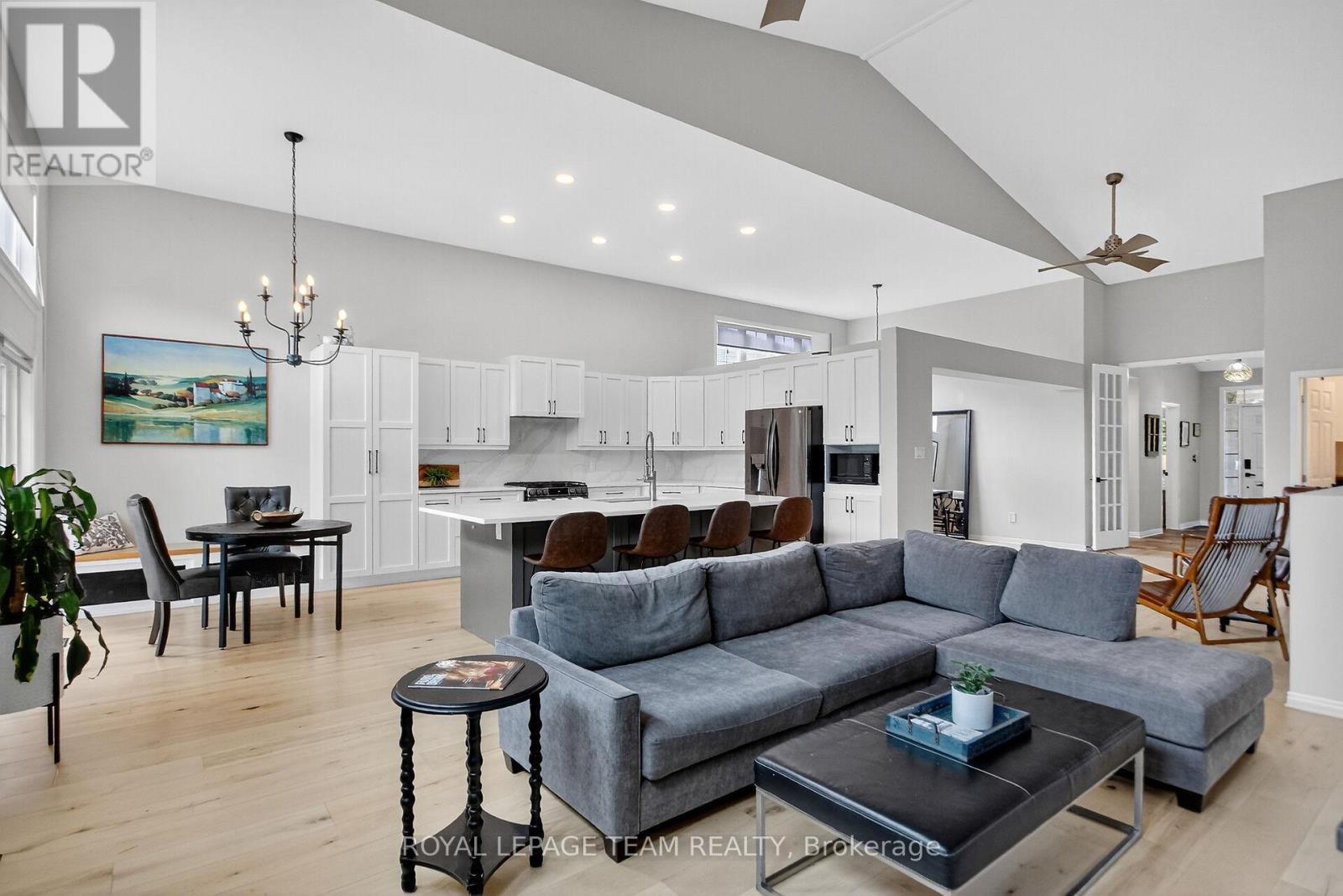 128 Chenoa Way, Ottawa, ON - Indoor Photo Showing Living Room