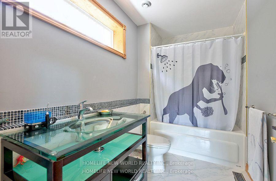 7 Sulgrave Crescent, Toronto, ON - Indoor Photo Showing Bathroom