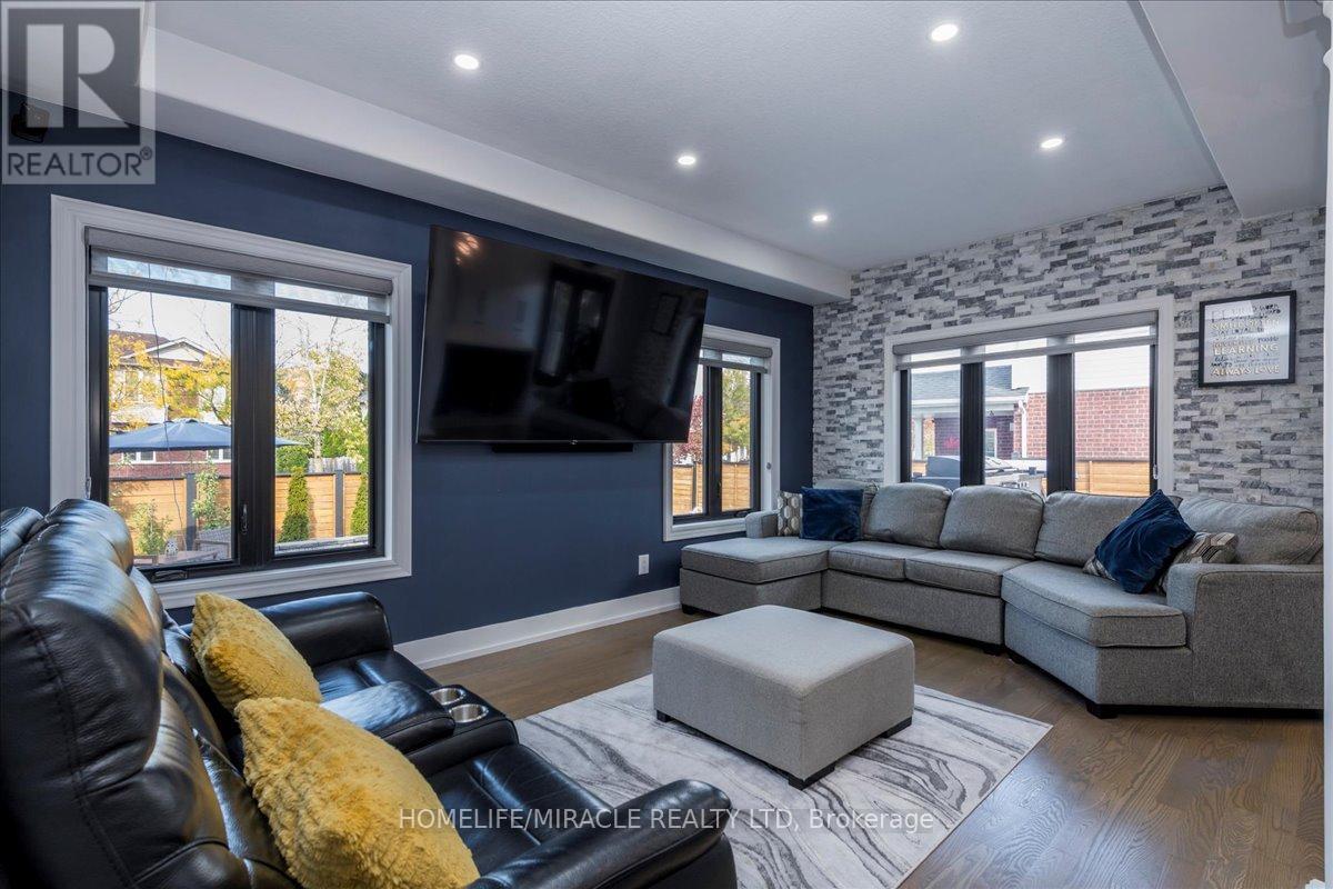 23 Knight Street, New Tecumseth, ON - Indoor Photo Showing Living Room
