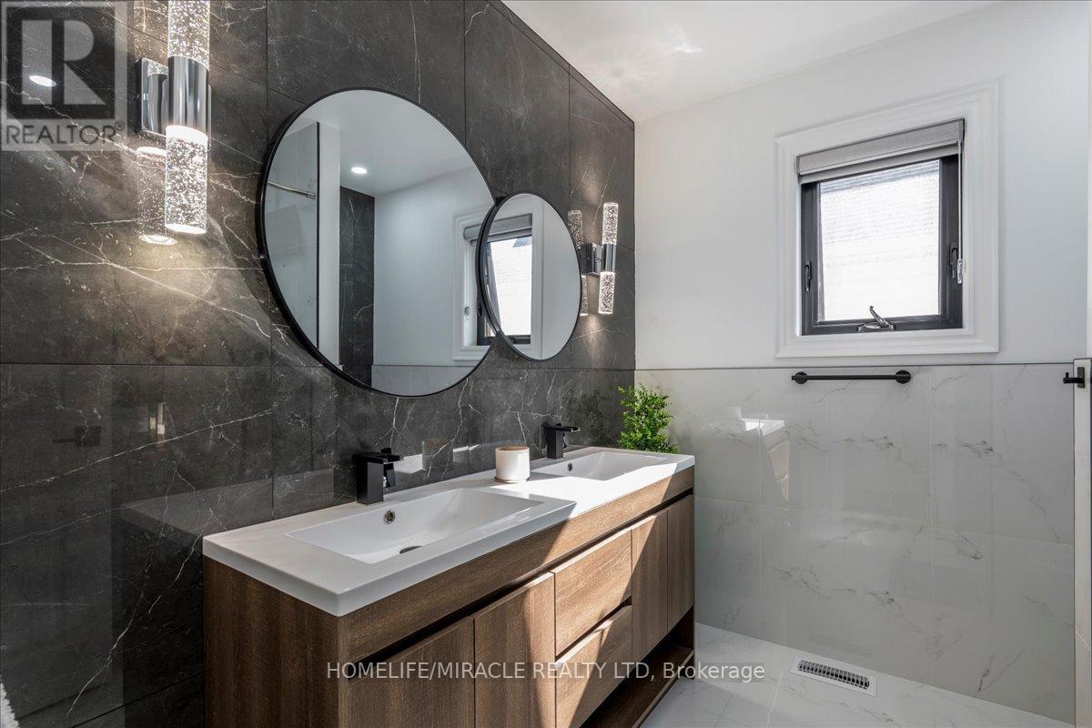 23 Knight Street, New Tecumseth, ON - Indoor Photo Showing Bathroom