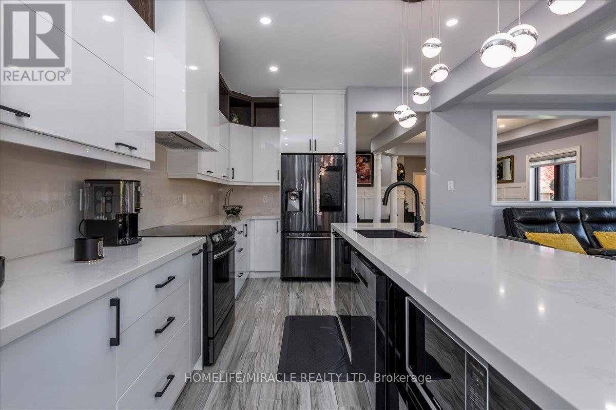 23 Knight Street, New Tecumseth, ON - Indoor Photo Showing Kitchen With Upgraded Kitchen