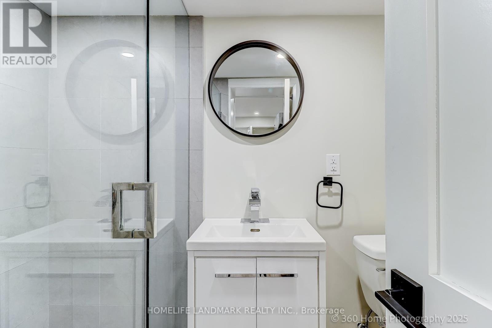 24 Evanston Drive, Toronto, ON - Indoor Photo Showing Bathroom