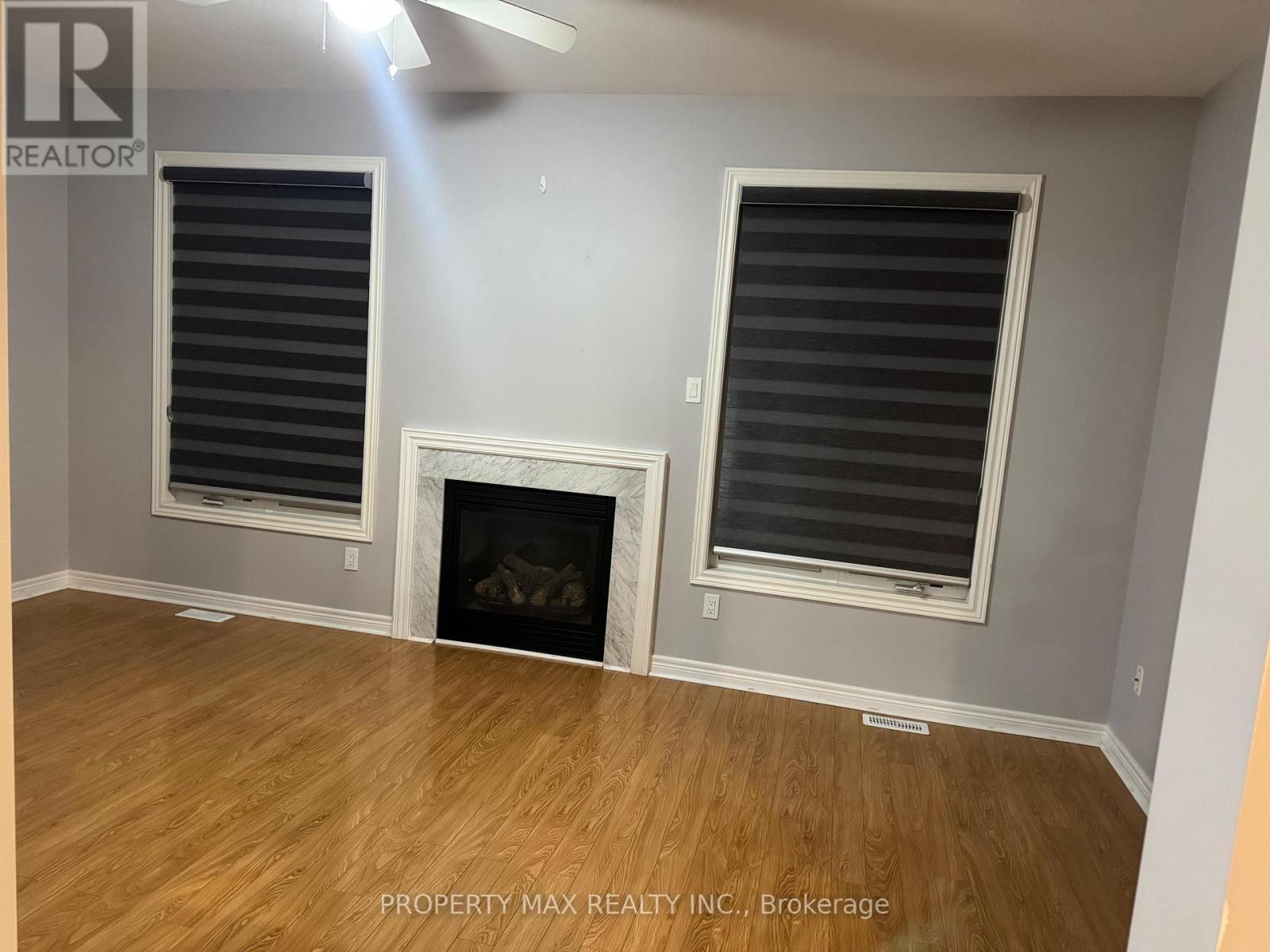 6447 Connor Crescent N, Niagara Falls, ON - Indoor With Fireplace