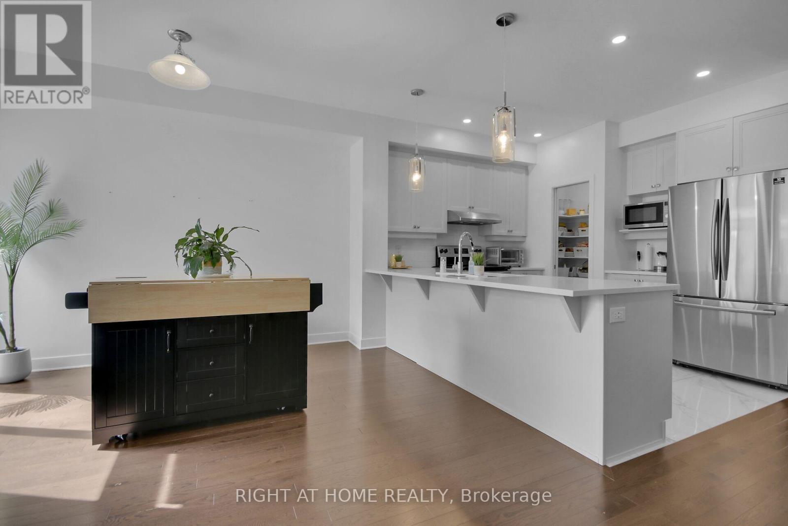 741 Twist Way, Ottawa, ON - Indoor Photo Showing Kitchen With Stainless Steel Kitchen With Upgraded Kitchen