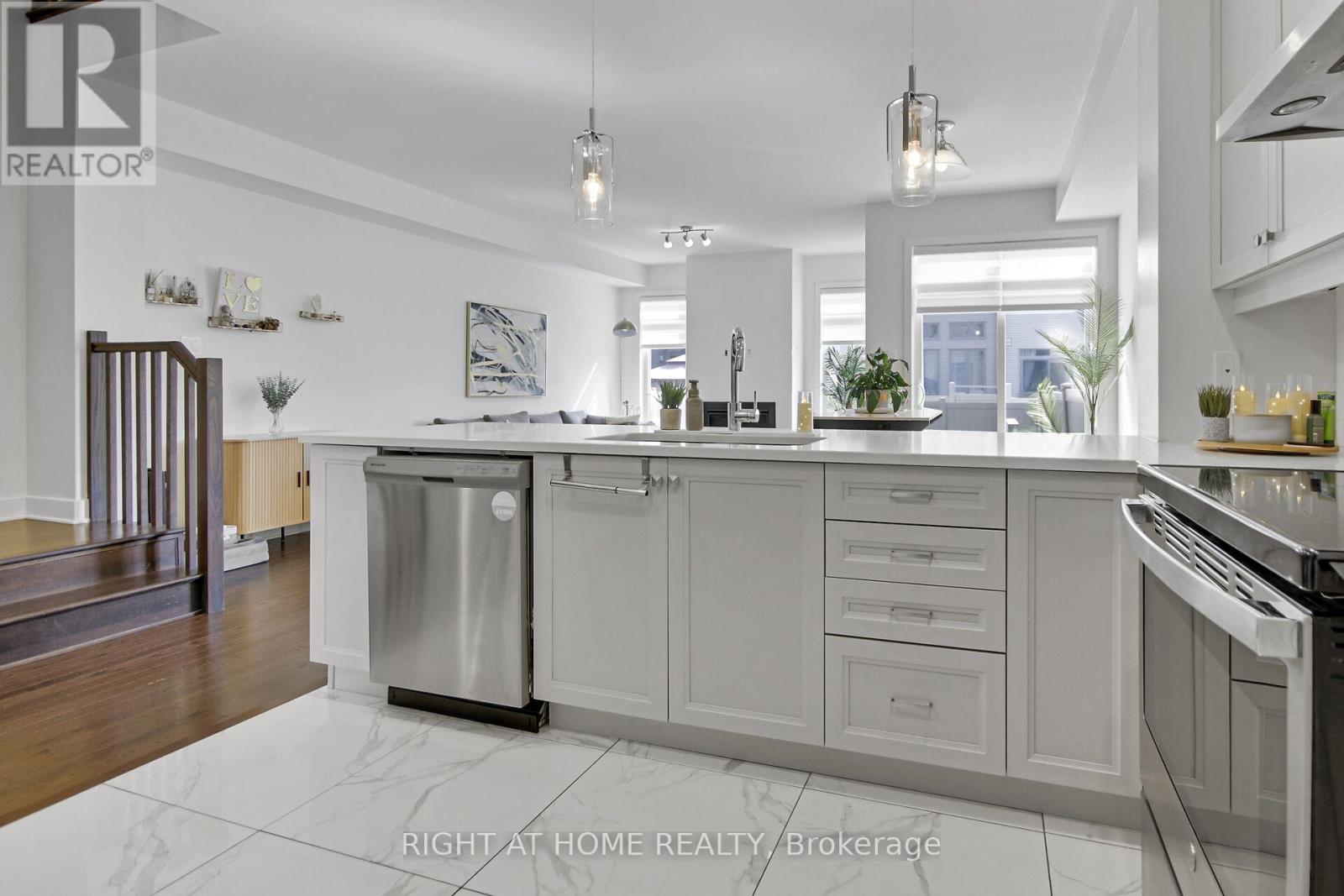 741 Twist Way, Ottawa, ON - Indoor Photo Showing Kitchen With Upgraded Kitchen