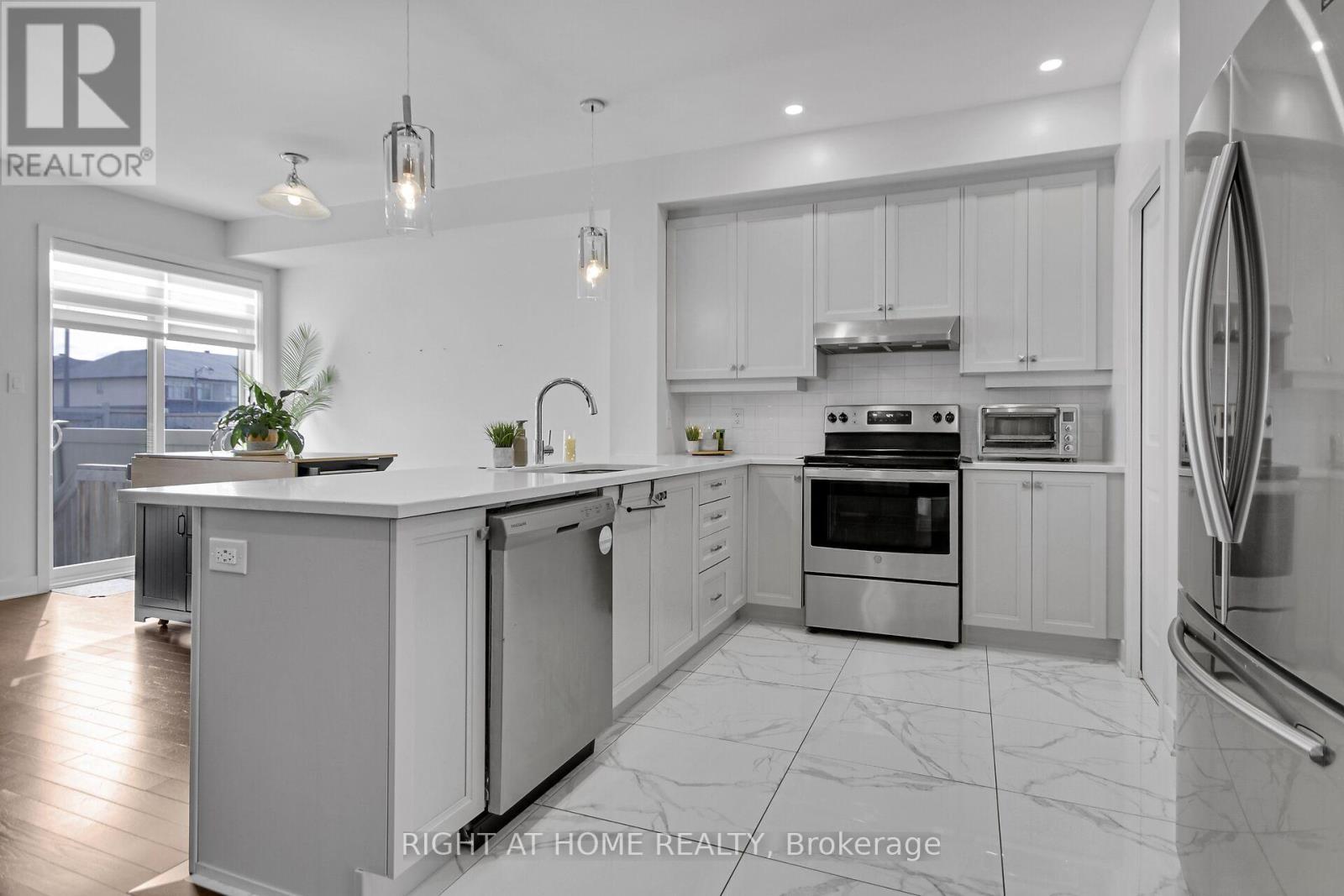 741 Twist Way, Ottawa, ON - Indoor Photo Showing Kitchen With Stainless Steel Kitchen With Upgraded Kitchen