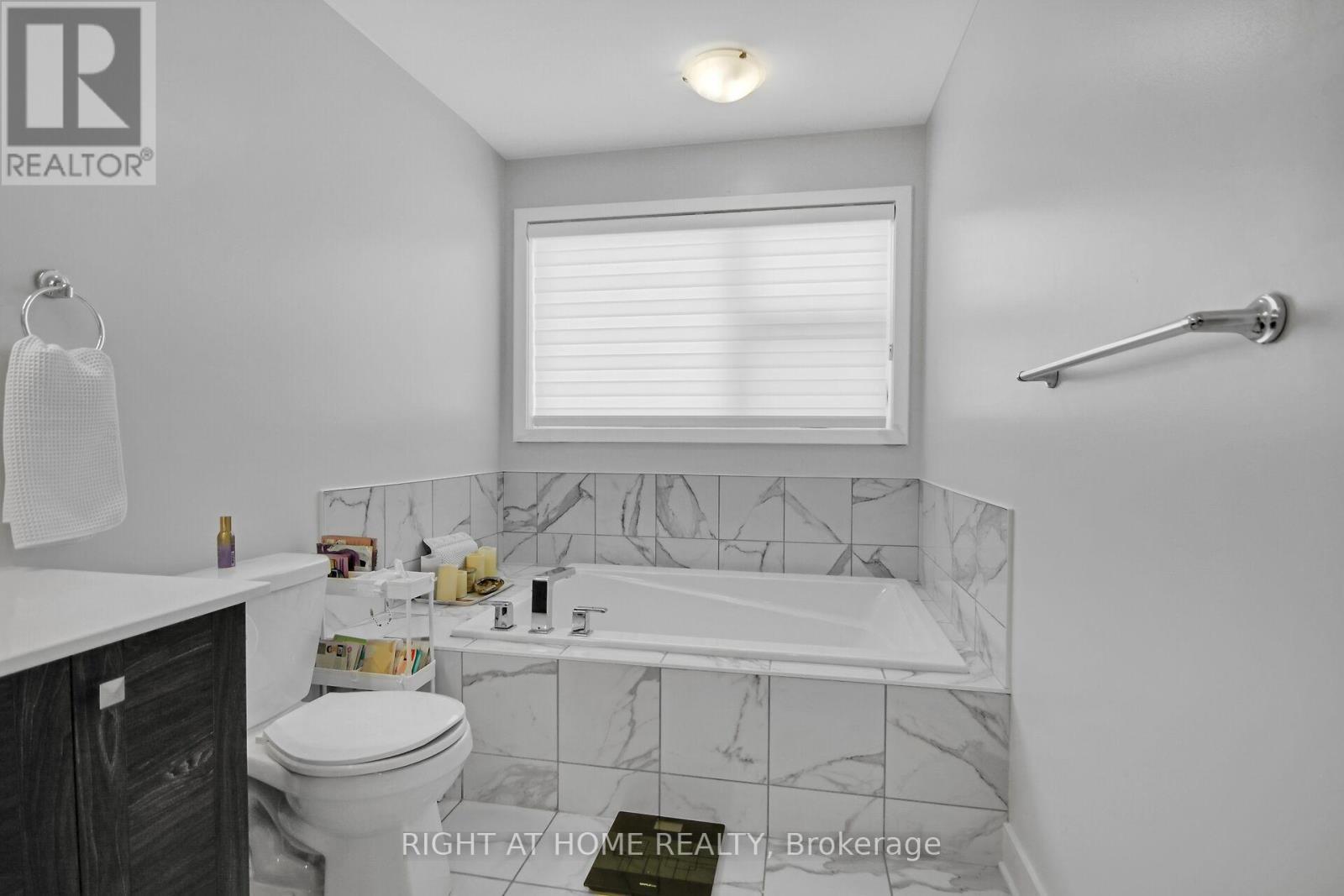741 Twist Way, Ottawa, ON - Indoor Photo Showing Bathroom