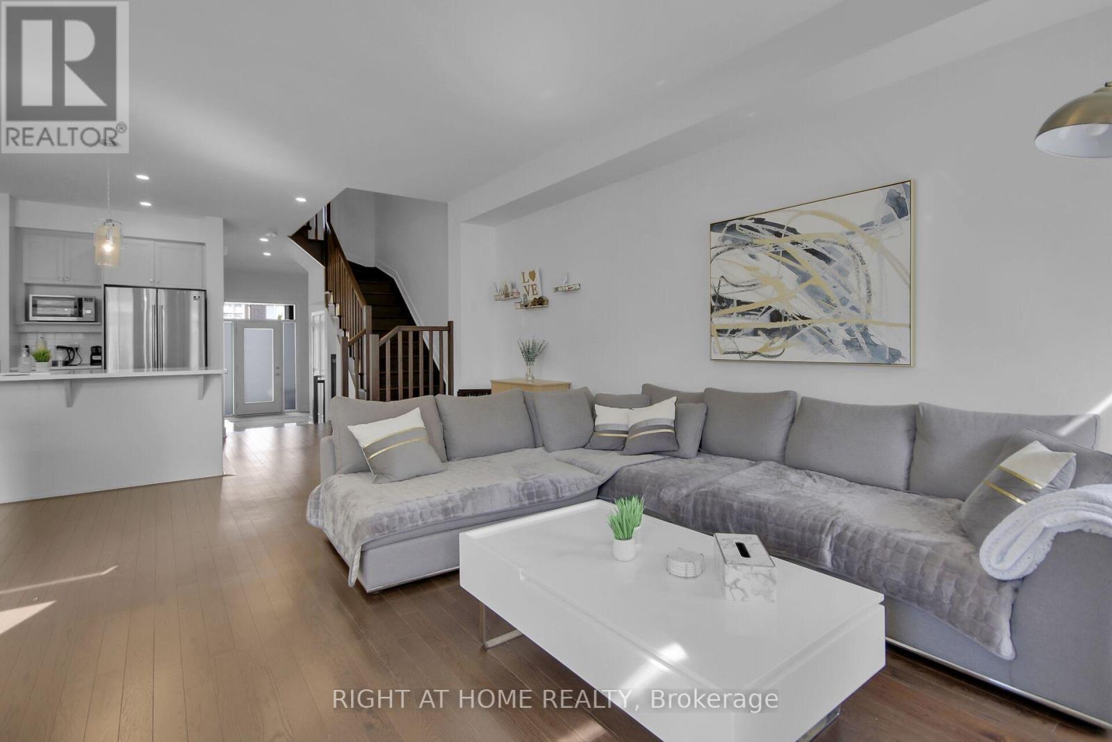 741 Twist Way, Ottawa, ON - Indoor Photo Showing Living Room