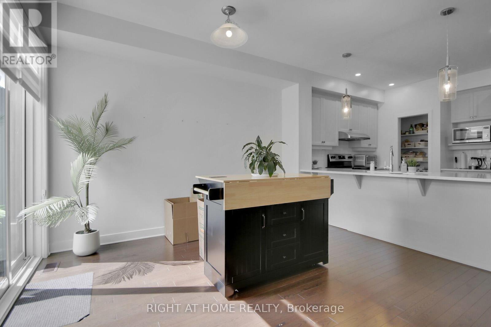 741 Twist Way, Ottawa, ON - Indoor Photo Showing Kitchen With Upgraded Kitchen