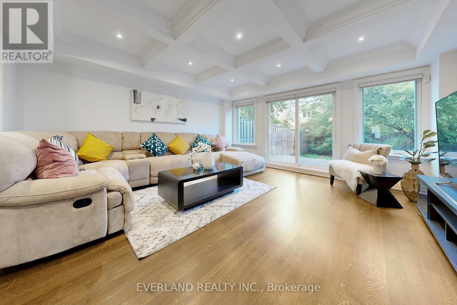 160B Finch Avenue E, Toronto, ON - Indoor Photo Showing Living Room