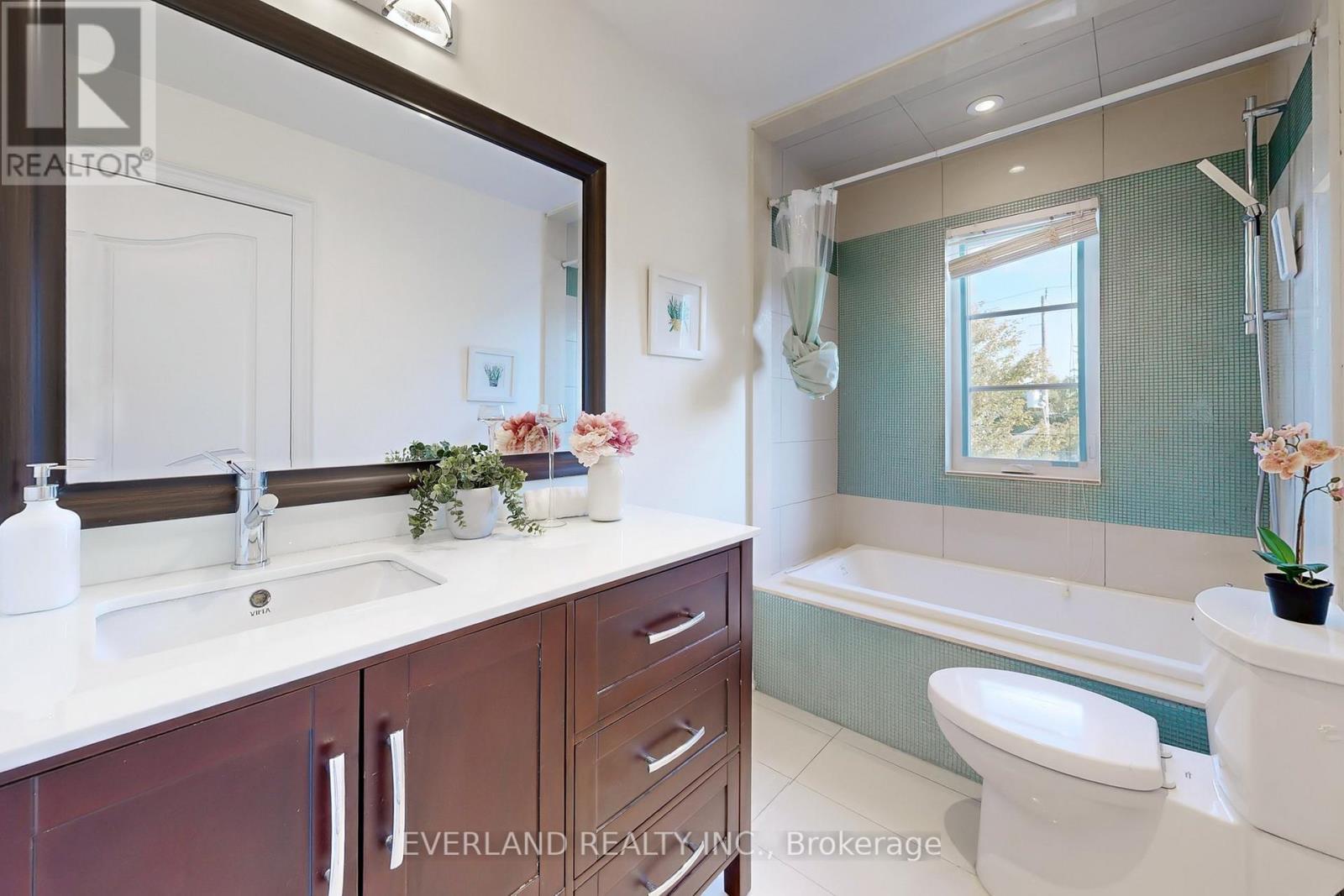 160B Finch Avenue E, Toronto, ON - Indoor Photo Showing Bathroom