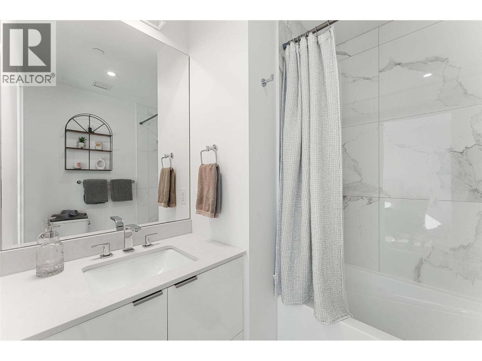 4071 Lakeshore Road Unit# 402, Kelowna, BC - Indoor Photo Showing Bathroom