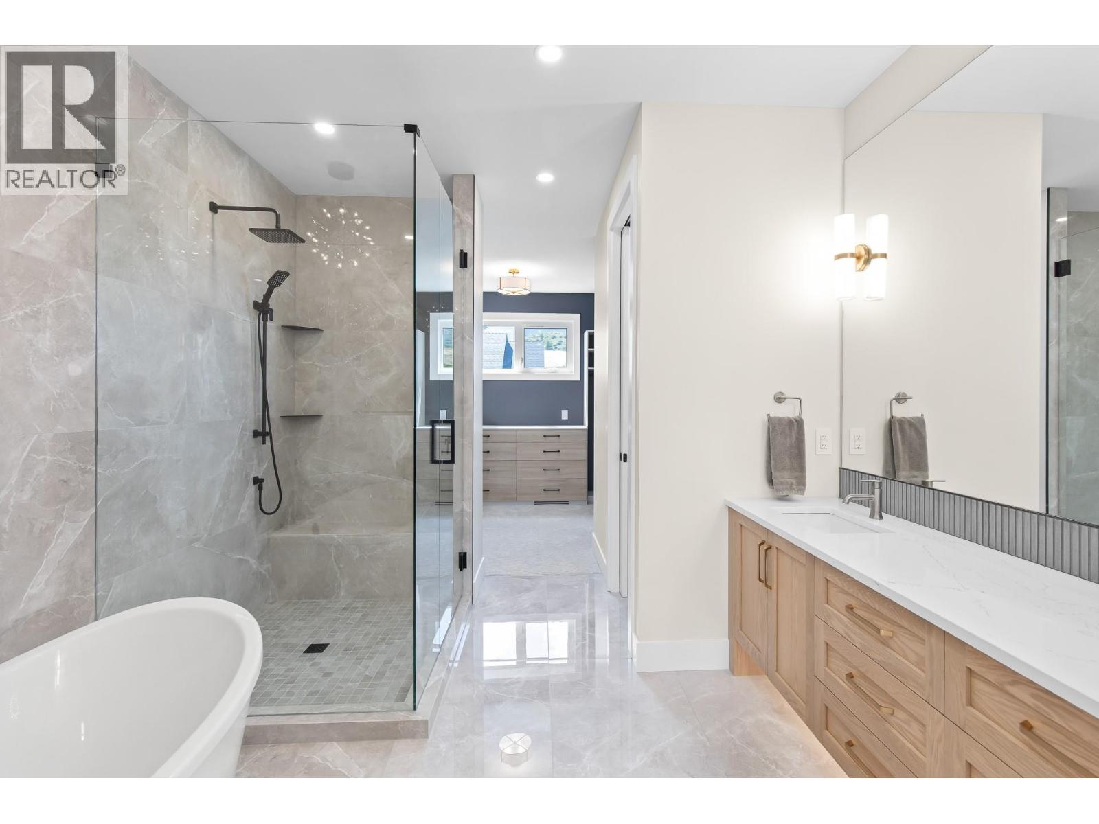 Primary bedroom ensuite - 4964 Bucktail Lane, Kelowna, BC - Indoor Photo Showing Bathroom