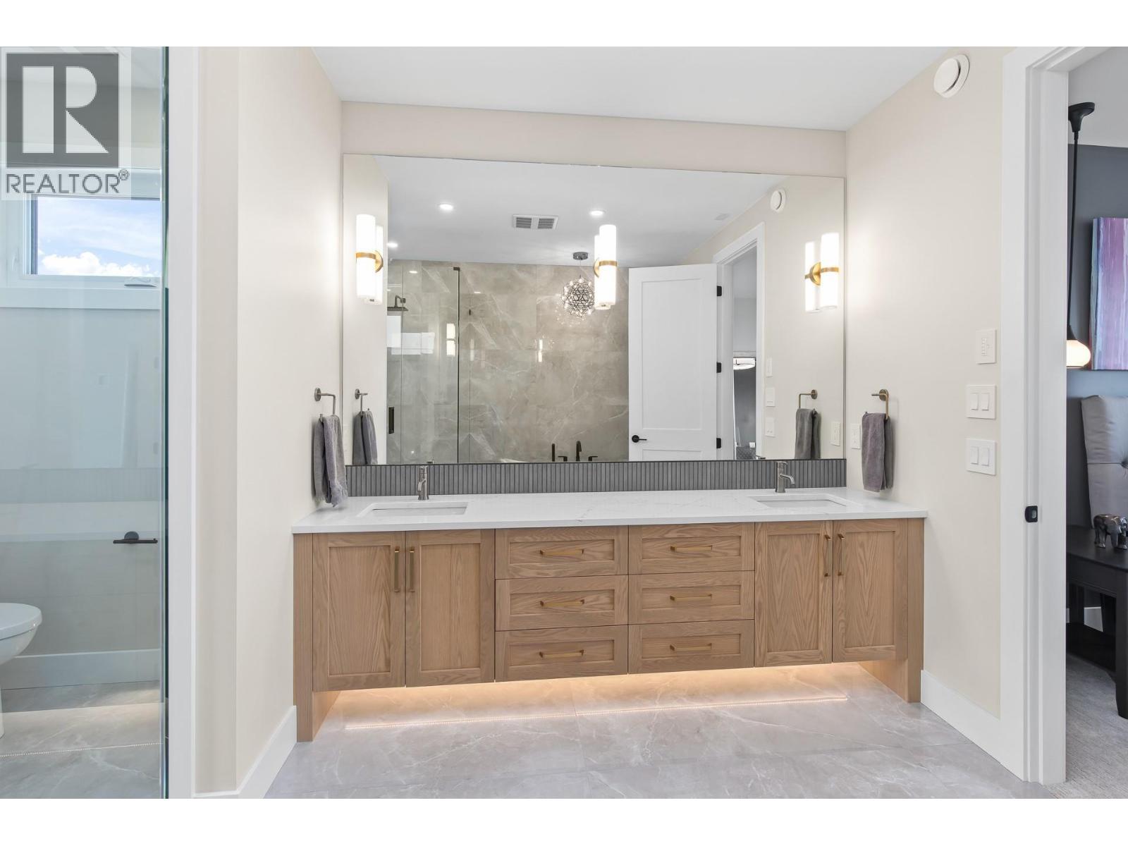Primary bedroom ensuite - 4964 Bucktail Lane, Kelowna, BC - Indoor Photo Showing Bathroom