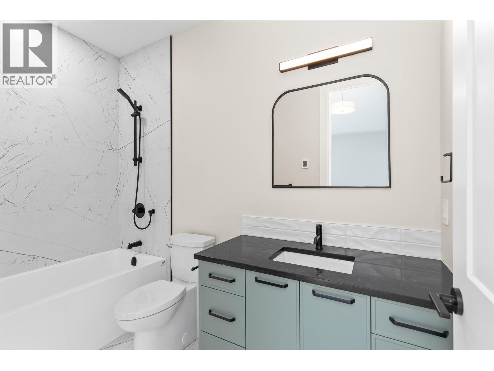 Upper floor bedroom ensuite - 4964 Bucktail Lane, Kelowna, BC - Indoor Photo Showing Bathroom