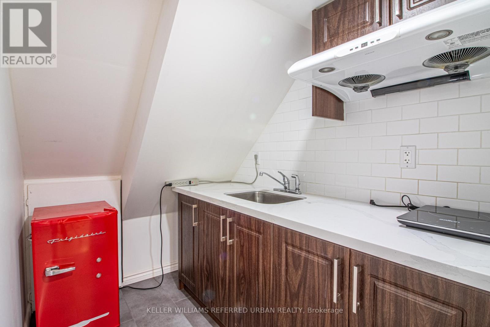 Basement Apartment - 143 Nahanni Drive, Richmond Hill, ON - Indoor Photo Showing Kitchen