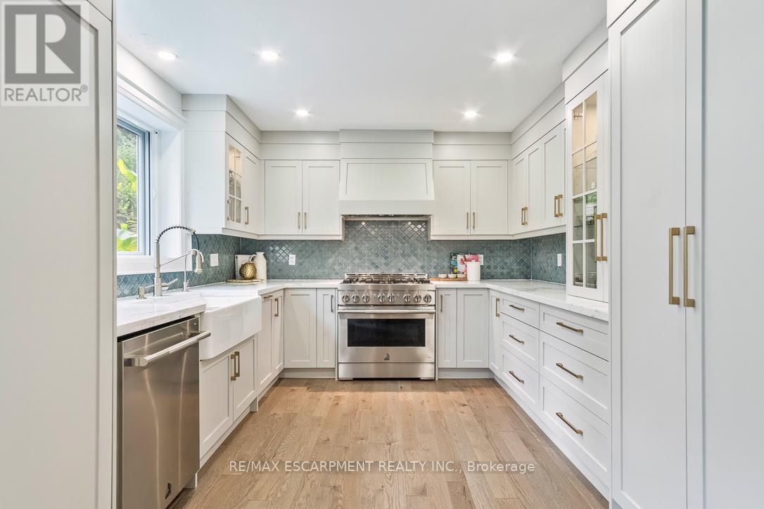 1294 Gatehouse Drive, Mississauga, ON - Indoor Photo Showing Kitchen With Upgraded Kitchen