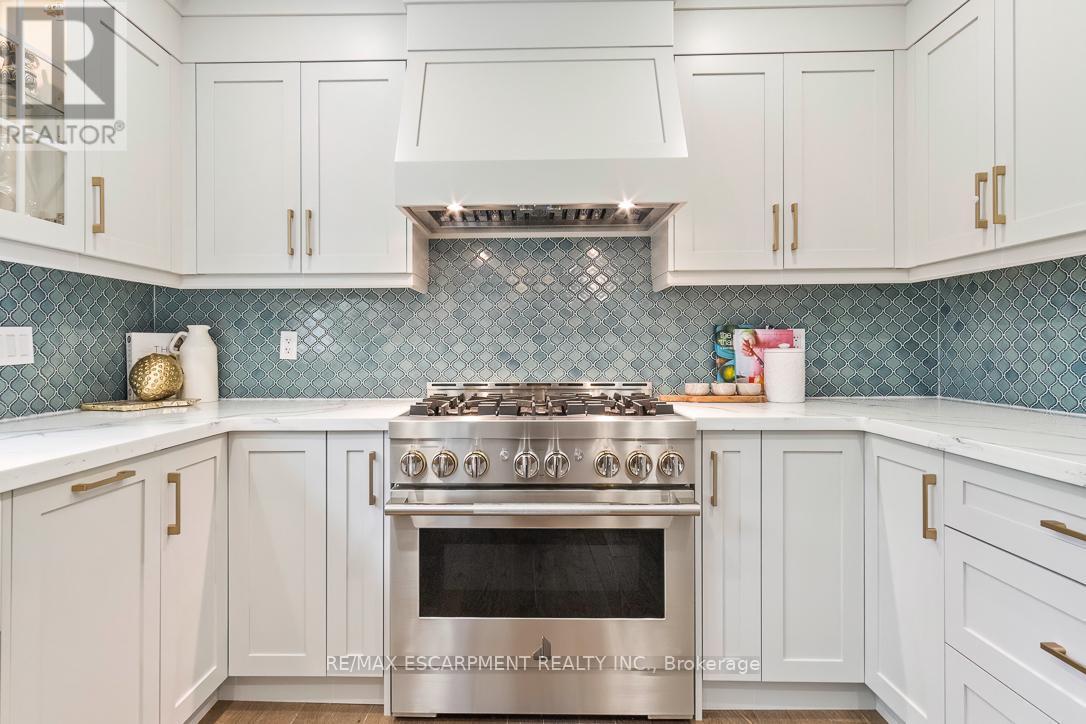 1294 Gatehouse Drive, Mississauga, ON - Indoor Photo Showing Kitchen With Upgraded Kitchen