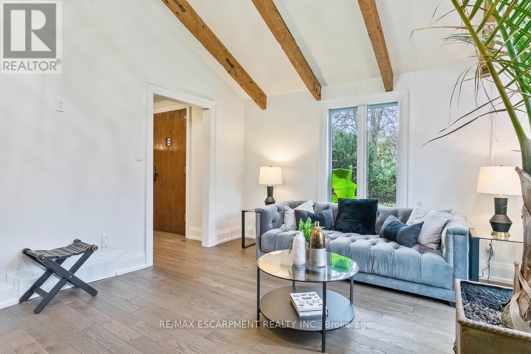 1294 Gatehouse Drive, Mississauga, ON - Indoor Photo Showing Living Room