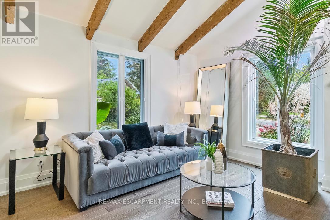 1294 Gatehouse Drive, Mississauga, ON - Indoor Photo Showing Living Room