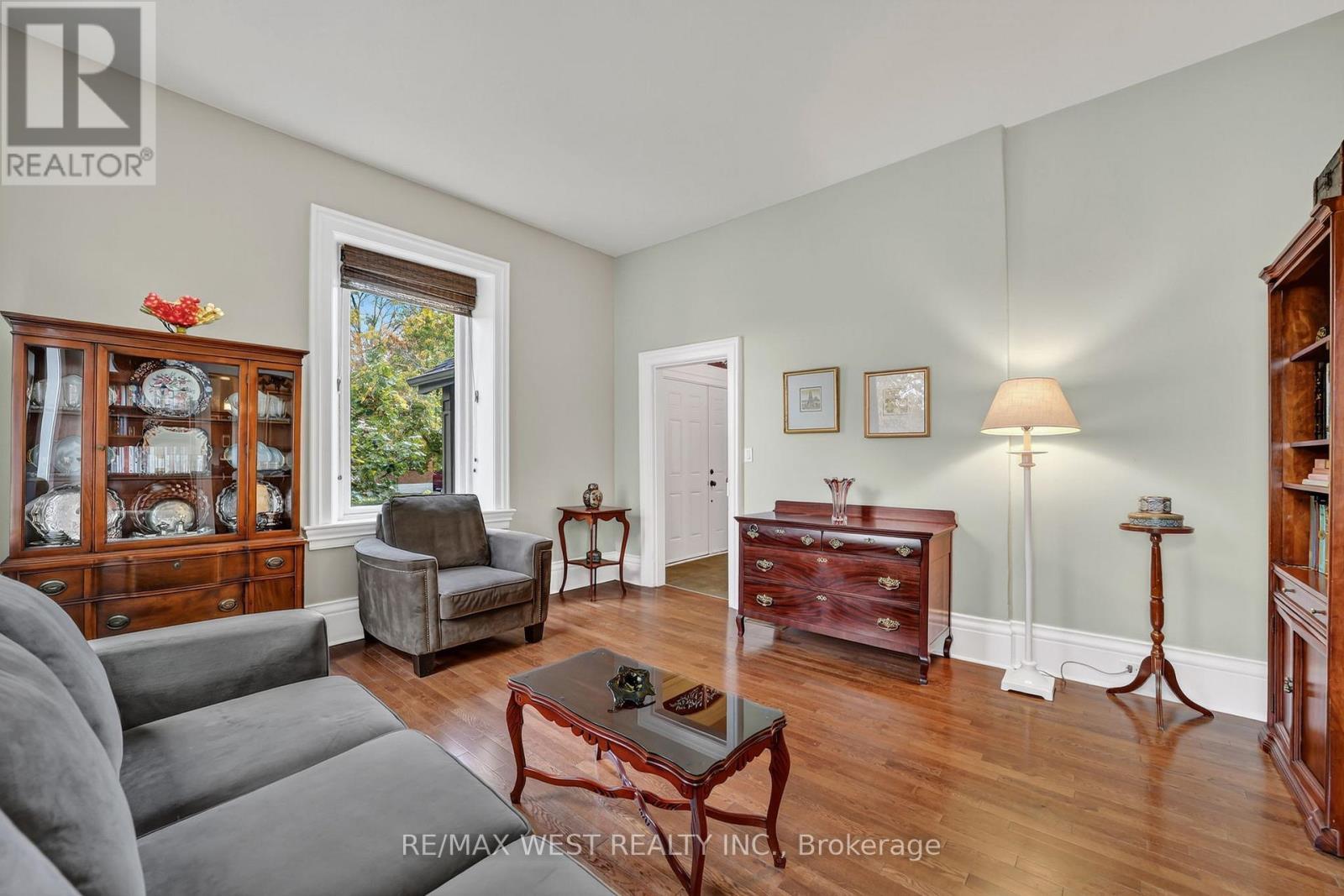 72 Banfield Street S, Brant, ON - Indoor Photo Showing Living Room