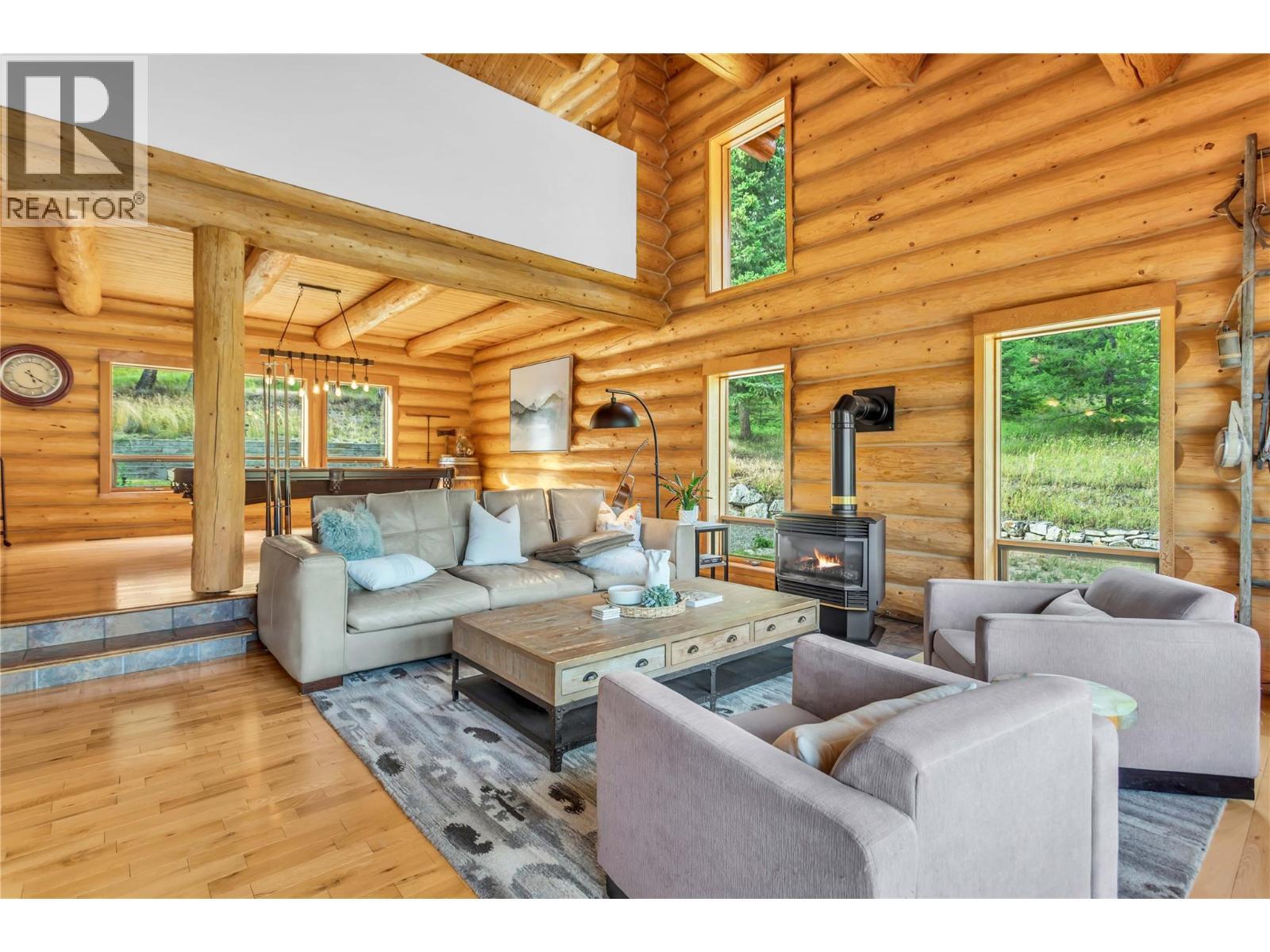 5738 Goudie Road, Kelowna, BC - Indoor Photo Showing Living Room