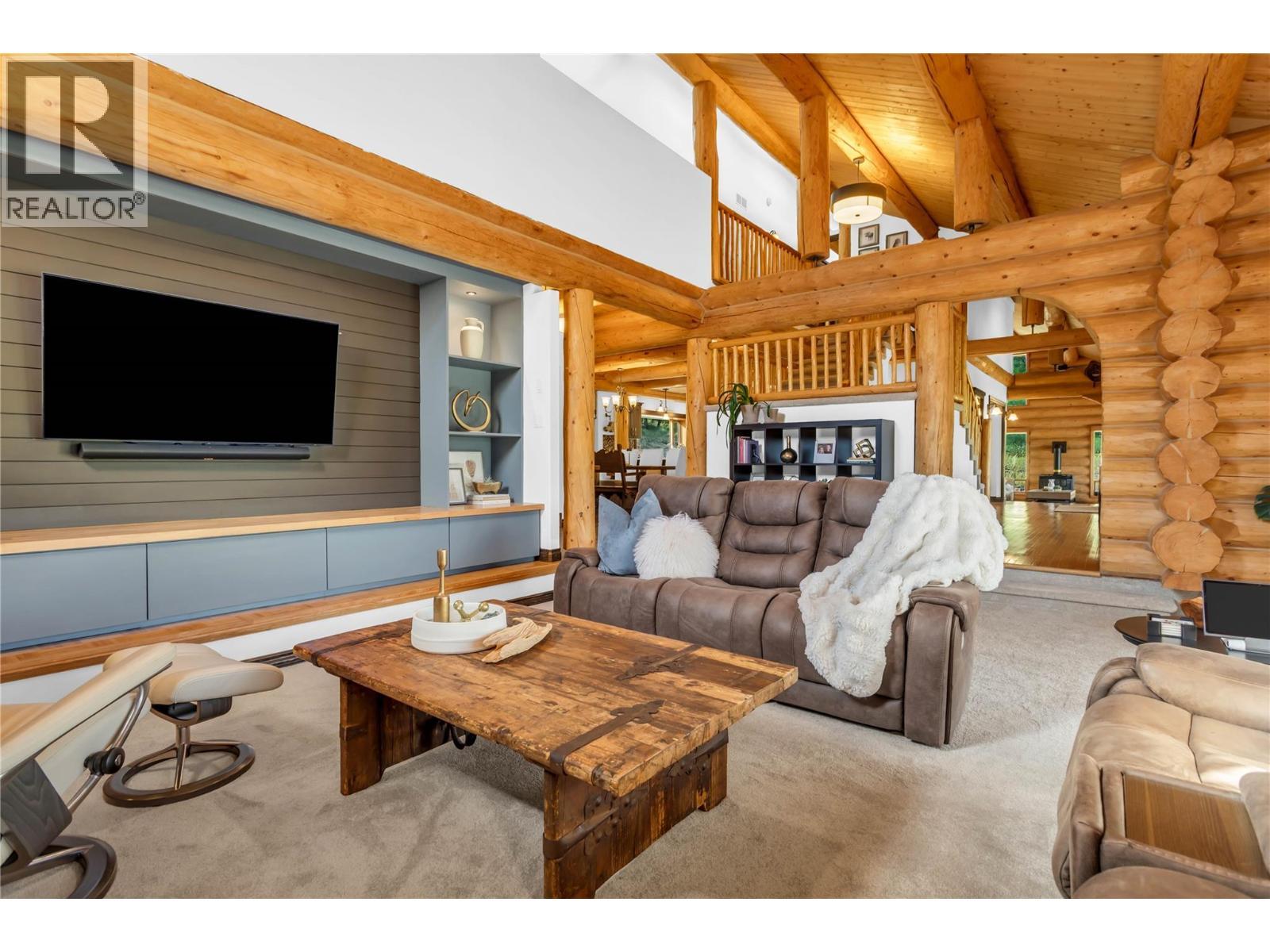 5738 Goudie Road, Kelowna, BC - Indoor Photo Showing Living Room