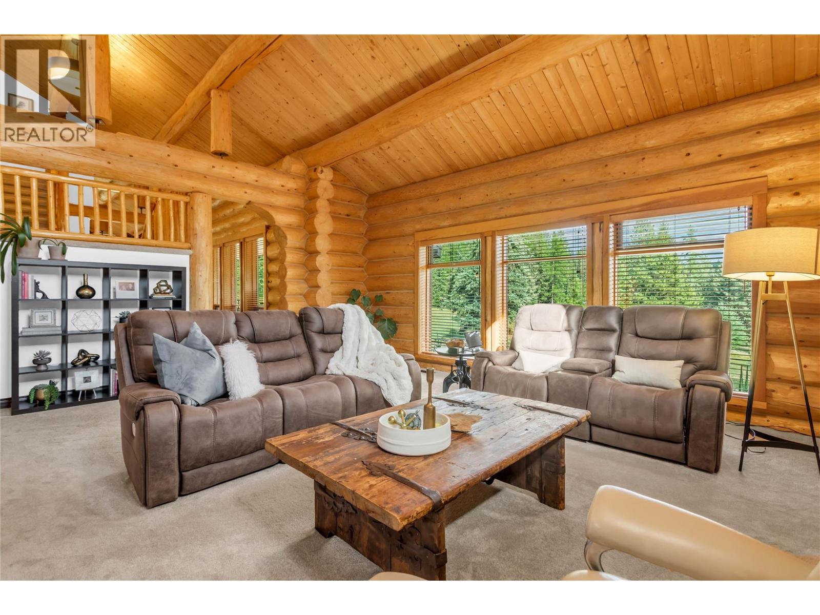 5738 Goudie Road, Kelowna, BC - Indoor Photo Showing Living Room