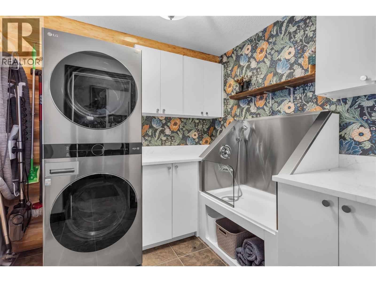 Petwash station! - 5738 Goudie Road, Kelowna, BC - Indoor Photo Showing Laundry Room