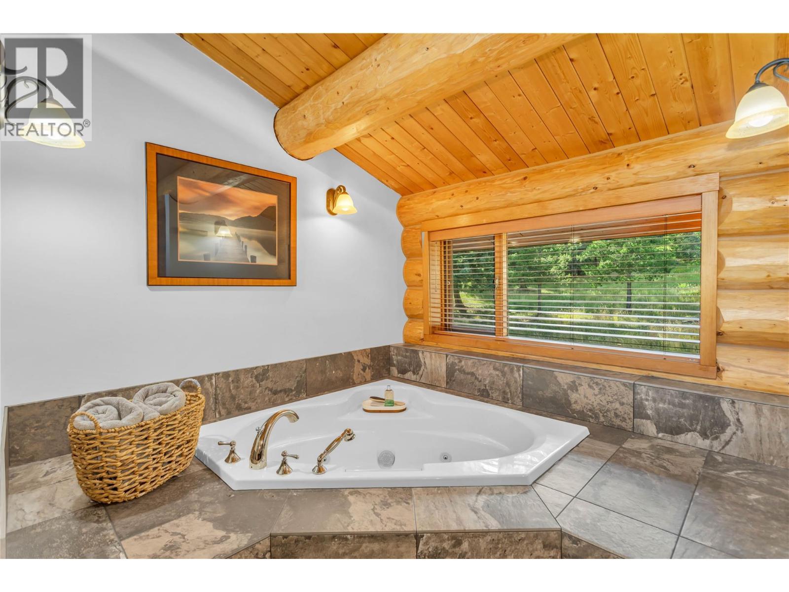 5738 Goudie Road, Kelowna, BC - Indoor Photo Showing Bathroom