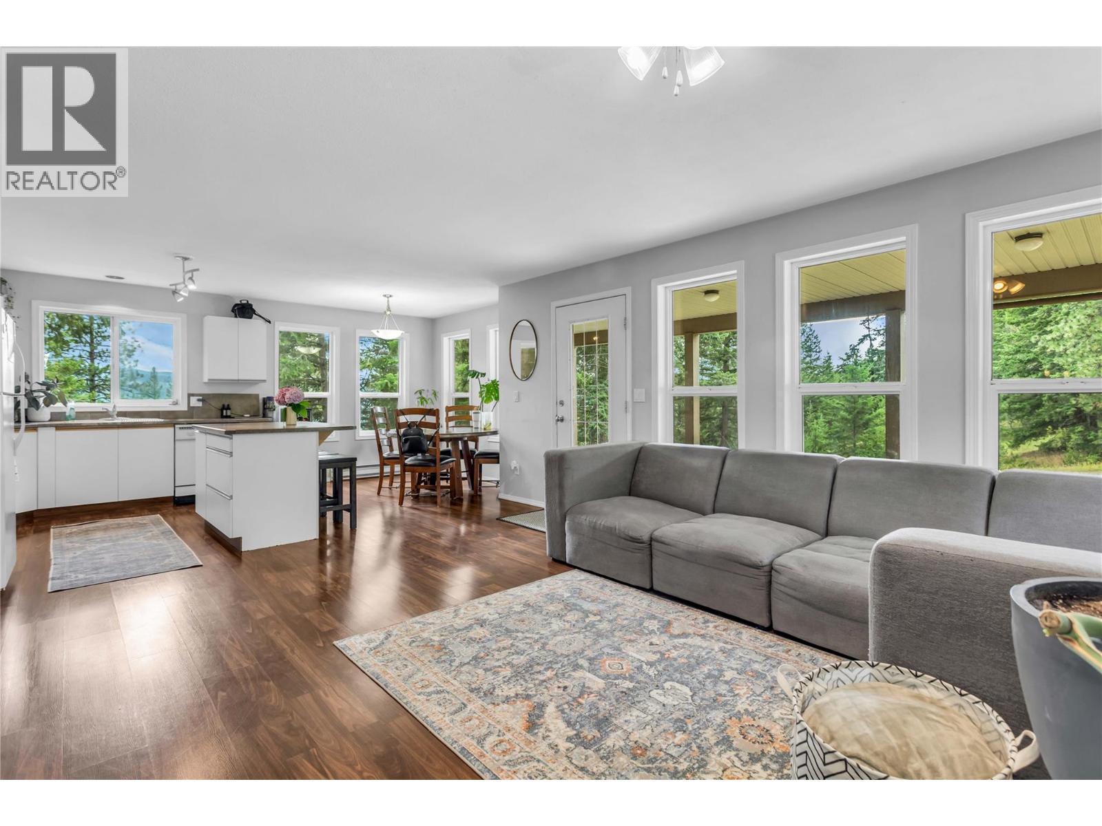 5738 Goudie Road, Kelowna, BC - Indoor Photo Showing Living Room